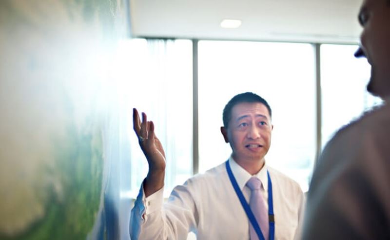 un expert en gestion de crise et un client qui améliorent la matrice d'escalade